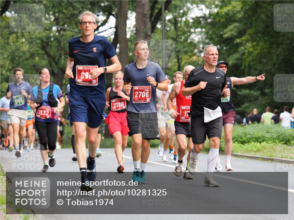 13.09.2026 - 21. swb-Marathon Bremen TobiasT http://msf.ph/oto/10281325 13.09.2026 11:51:06 Laufen 5155, 1532, 69, 2126, 2706, 17 meine-sportfotos.de