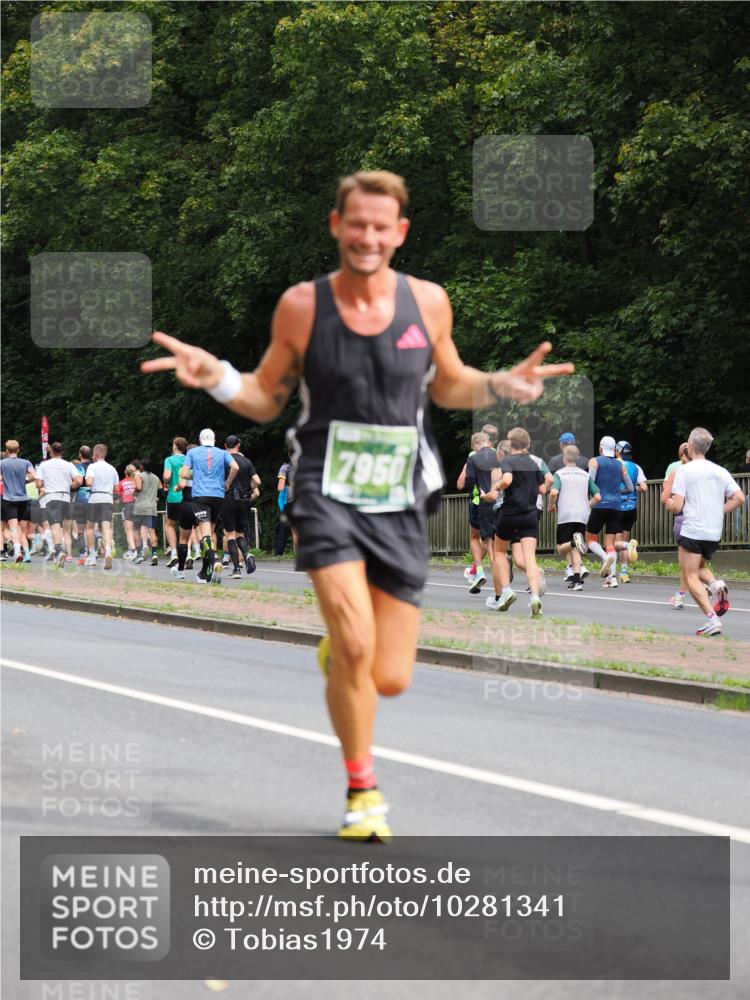13.09.2026 - 21. swb-Marathon Bremen TobiasT http://msf.ph/oto/10281341 13.09.2026 11:51:23 Laufen 7950 meine-sportfotos.de