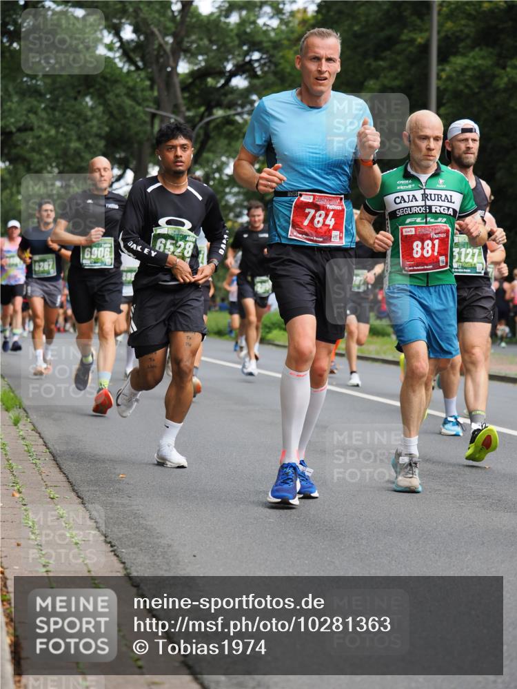 13.09.2026 - 21. swb-Marathon Bremen TobiasT http://msf.ph/oto/10281363 13.09.2026 11:53:26 Laufen 6906, 6267, 6528, 784, 881, 3127, 21 meine-sportfotos.de