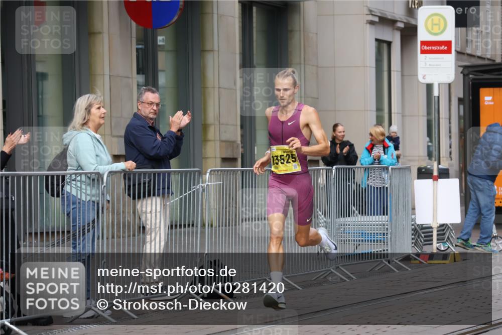 13.09.2026 - 21. swb-Marathon Bremen Strokosch-Dieckow http://msf.ph/oto/10281420 13.09.2026 10:26:34 Ziel 13502, 13525 meine-sportfotos.de