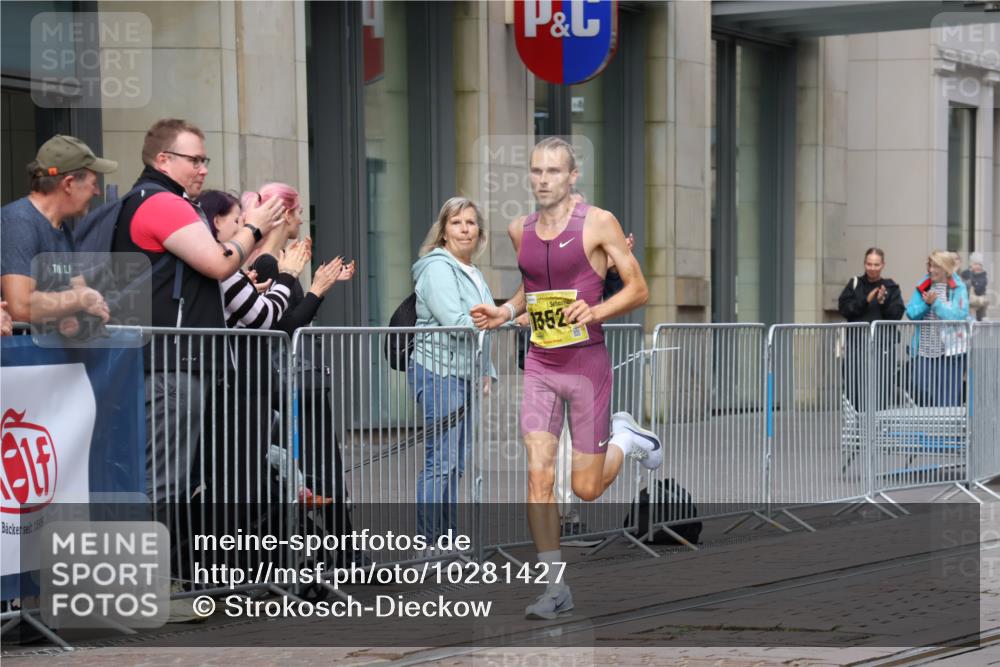 13.09.2026 - 21. swb-Marathon Bremen Strokosch-Dieckow http://msf.ph/oto/10281427 13.09.2026 10:26:35 Ziel 13502, 13627, 13525 meine-sportfotos.de