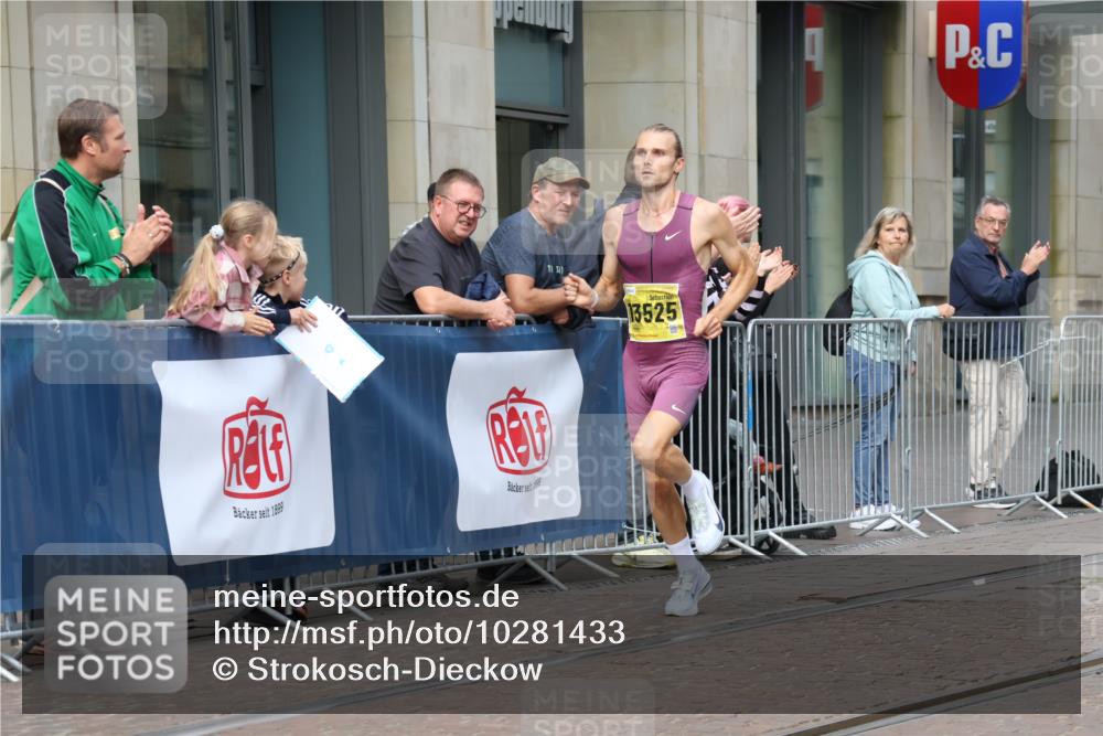 13.09.2026 - 21. swb-Marathon Bremen Strokosch-Dieckow http://msf.ph/oto/10281433 13.09.2026 10:26:36 Ziel 13502, 13627, 13525 meine-sportfotos.de