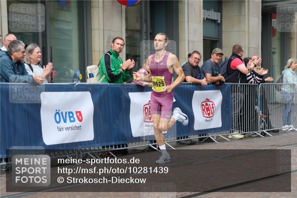 13.09.2026 - 21. swb-Marathon Bremen Strokosch-Dieckow http://msf.ph/oto/10281439 13.09.2026 10:26:36 Ziel 13502, 13627, 13525 meine-sportfotos.de