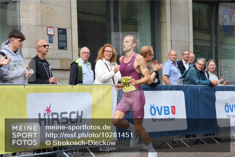 13.09.2026 - 21. swb-Marathon Bremen Strokosch-Dieckow http://msf.ph/oto/10281451 13.09.2026 10:26:37 Ziel 13502, 13627, 13525 meine-sportfotos.de