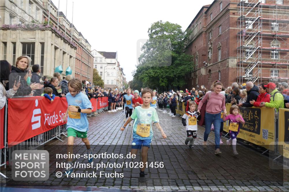13.09.2026 - Kiel Lauf Yannick Fuchs http://msf.ph/oto/10281456 13.09.2026 08:55:10 Ziel 471, 495, 889, 1450, 1768, 2773, 3218, 3219, 3863, 5212, 5860, 6206, 6570, 7917, 8546, 9216, 10716, 10817, 10822, 11071, 11235, 11573, 12291, 12349, 159, 561, 744, 820, 1701, 2139, 2542, 2699, 2754, 2770, 2773, 3457, 4069, 4227, 4348, 4828, 5454, 6574, 6607, 6737, 7877, 8670, 8850, 9045, 9163, 9533, 9698, 10279, 10447, 10488, 11133, 11263, 11330, 11433, 11464, 11470, 11780, 12654, 114, 329, 589, 1106, 1109, 1297, 1489, 2023, 3356, 3693, 5225, 7072, 7222, 11656 meine-sportfotos.de