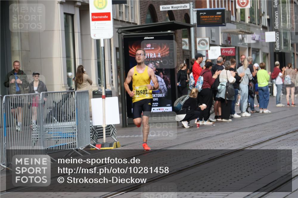 13.09.2026 - 21. swb-Marathon Bremen Strokosch-Dieckow http://msf.ph/oto/10281458 13.09.2026 10:26:51 Ziel 13627, 13502, 13525 meine-sportfotos.de