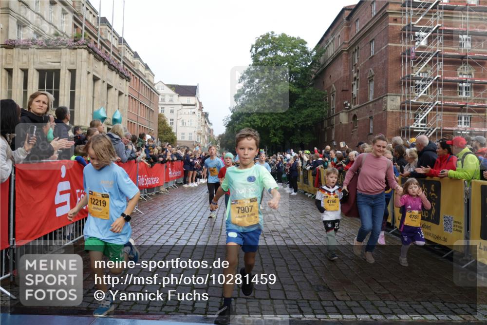 13.09.2026 - Kiel Lauf Yannick Fuchs http://msf.ph/oto/10281459 13.09.2026 08:55:10 Ziel 471, 495, 889, 1450, 1768, 2773, 3218, 3219, 3863, 5212, 5860, 6206, 6570, 7917, 8546, 9216, 10716, 10817, 10822, 11071, 11235, 11573, 12291, 12349, 159, 561, 744, 820, 1701, 2139, 2542, 2699, 2754, 2770, 2773, 3457, 4069, 4227, 4348, 4828, 5454, 6574, 6607, 6737, 7877, 8670, 8850, 9045, 9163, 9533, 9698, 10279, 10447, 10488, 11133, 11263, 11330, 11433, 11464, 11470, 11780, 12654, 114, 329, 589, 1106, 1109, 1297, 1489, 2023, 3356, 3693, 5225, 7072, 7222, 11656 meine-sportfotos.de