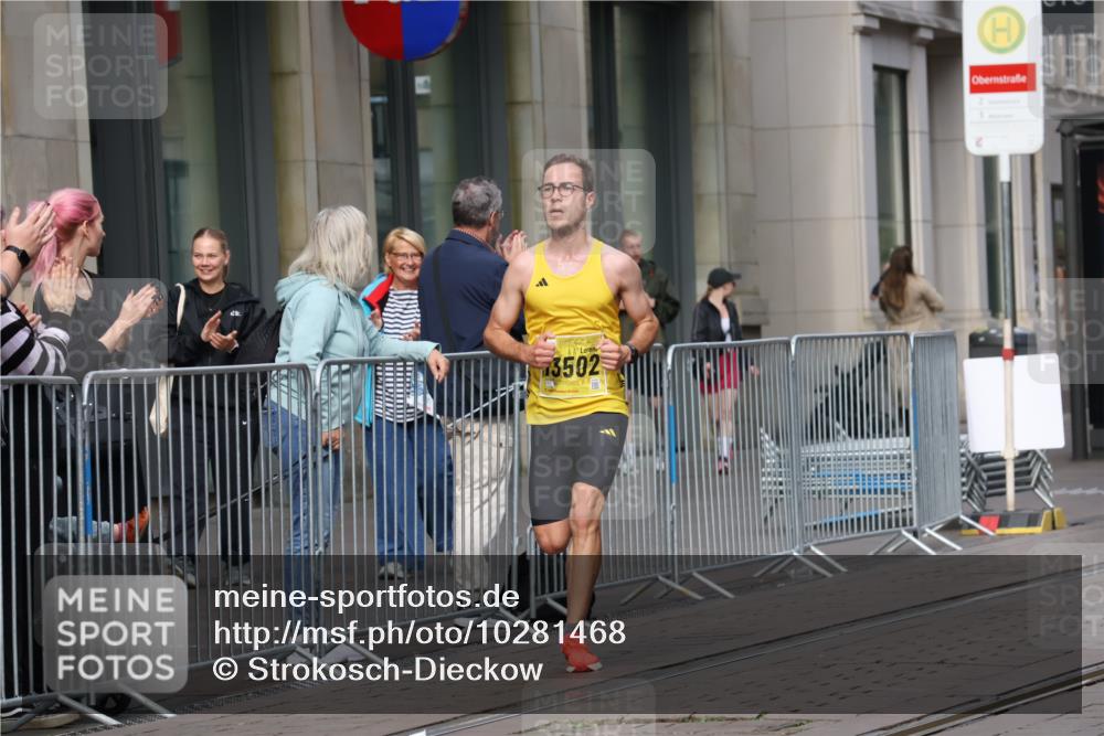 13.09.2026 - 21. swb-Marathon Bremen Strokosch-Dieckow http://msf.ph/oto/10281468 13.09.2026 10:26:53 Ziel 13627, 13502, 13525 meine-sportfotos.de