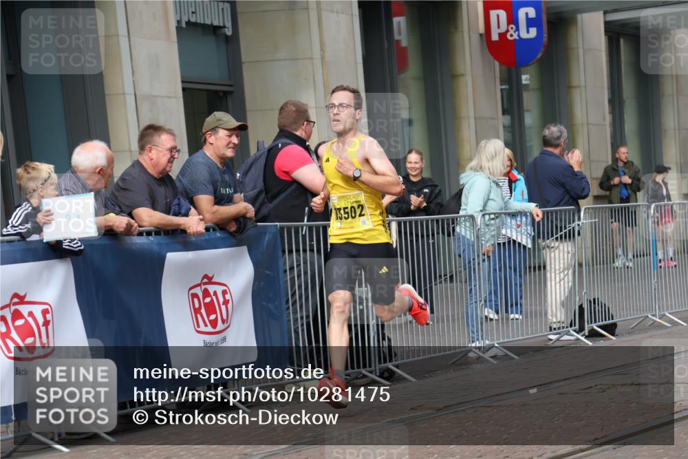 13.09.2026 - 21. swb-Marathon Bremen Strokosch-Dieckow http://msf.ph/oto/10281475 13.09.2026 10:26:54 Ziel 13627, 13502, 13525 meine-sportfotos.de