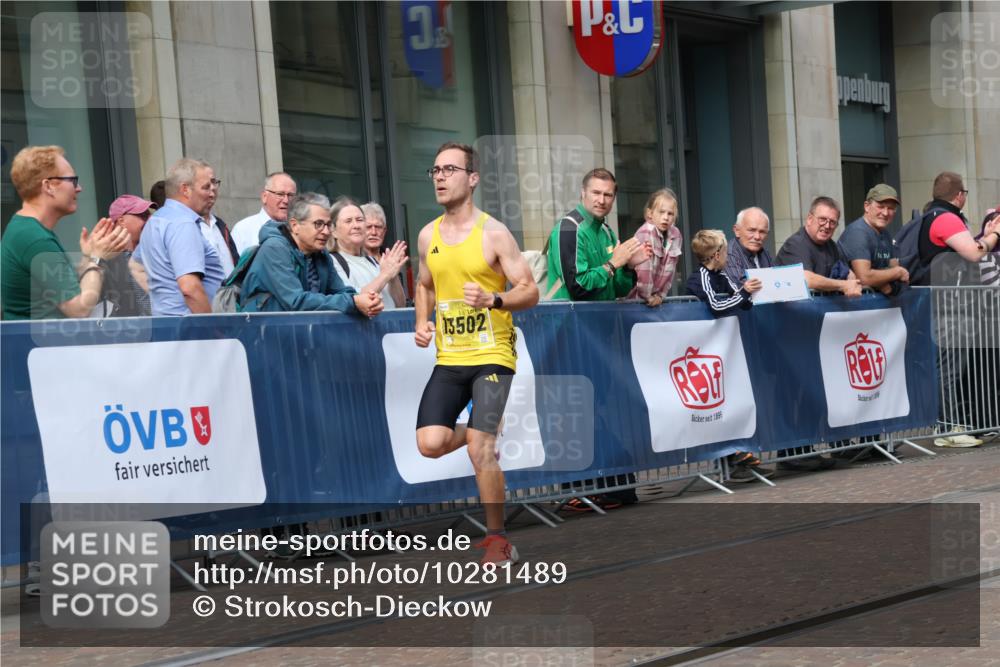 13.09.2026 - 21. swb-Marathon Bremen Strokosch-Dieckow http://msf.ph/oto/10281489 13.09.2026 10:26:55 Ziel 13627, 13502, 13525 meine-sportfotos.de