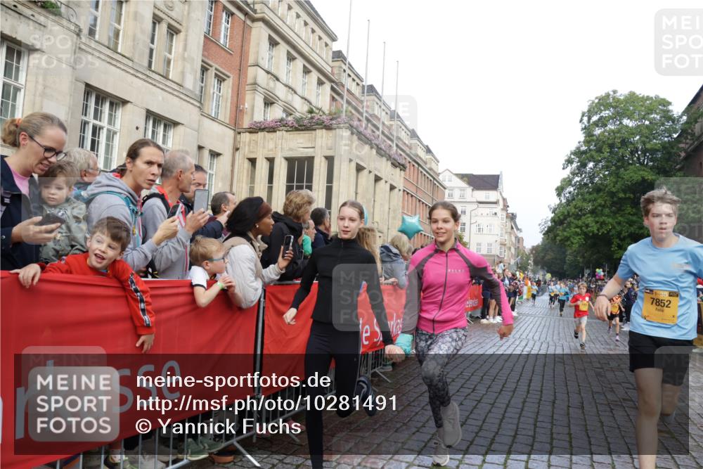 13.09.2026 - Kiel Lauf Yannick Fuchs http://msf.ph/oto/10281491 13.09.2026 08:55:12 Ziel 114, 471, 889, 1450, 1489, 1768, 3218, 3219, 3863, 5212, 5860, 6206, 6570, 7222, 7917, 8546, 9216, 10604, 10716, 10817, 10822, 11071, 11235, 11400, 11573, 12291, 12349, 159, 495, 561, 744, 820, 1701, 2139, 2699, 2754, 2770, 2773, 3457, 4069, 4227, 4348, 4828, 5454, 6574, 6607, 6737, 7877, 8670, 8850, 9045, 9163, 9533, 10279, 10447, 10488, 11133, 11263, 11330, 11433, 11464, 11470, 11780, 12654, 329, 589, 1106, 1109, 1297, 1952, 2023, 3356, 3693, 5225, 7072, 11656 meine-sportfotos.de