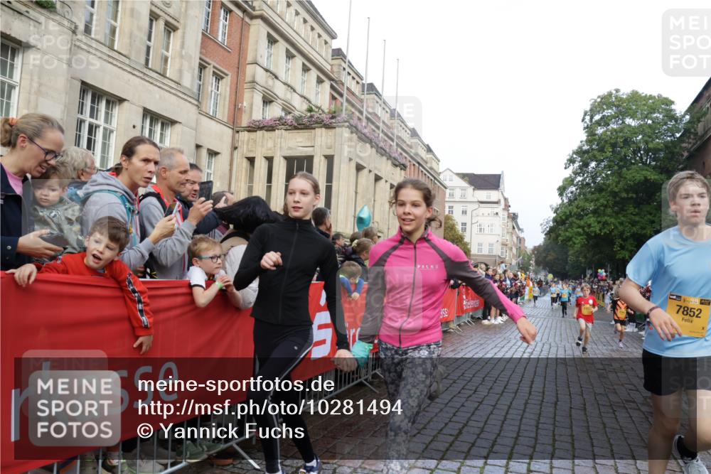 13.09.2026 - Kiel Lauf Yannick Fuchs http://msf.ph/oto/10281494 13.09.2026 08:55:12 Ziel 114, 471, 889, 1450, 1489, 1768, 3218, 3219, 3863, 5212, 5860, 6206, 6570, 7222, 7917, 8546, 9216, 10604, 10716, 10817, 10822, 11071, 11235, 11400, 11573, 12291, 12349, 159, 495, 561, 744, 820, 1701, 2139, 2699, 2754, 2770, 2773, 3457, 4069, 4227, 4348, 4828, 5454, 6574, 6607, 6737, 7877, 8670, 8850, 9045, 9163, 9533, 10279, 10447, 10488, 11133, 11263, 11330, 11433, 11464, 11470, 11780, 12654, 329, 589, 1106, 1109, 1297, 1952, 2023, 3356, 3693, 5225, 7072, 11656 meine-sportfotos.de