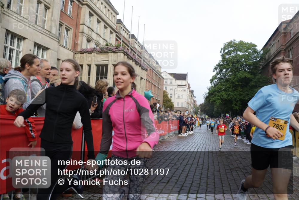 13.09.2026 - Kiel Lauf Yannick Fuchs http://msf.ph/oto/10281497 13.09.2026 08:55:13 Ziel 114, 471, 889, 1450, 1489, 1768, 3218, 3219, 3863, 5212, 5225, 5860, 6206, 6570, 7222, 7917, 8546, 9216, 10222, 10604, 10716, 10817, 10822, 11071, 11235, 11400, 11573, 12291, 12349, 159, 495, 561, 744, 820, 889, 1450, 1701, 2139, 2699, 2754, 2770, 2773, 3457, 4069, 4227, 4348, 4828, 5454, 6574, 6607, 6737, 7877, 8850, 9045, 9163, 9533, 10279, 10447, 10488, 11133, 11263, 11330, 11433, 11464, 11470, 11780, 12654, 329, 589, 1106, 1109, 1297, 1952, 2023, 3356, 3693, 7072 meine-sportfotos.de