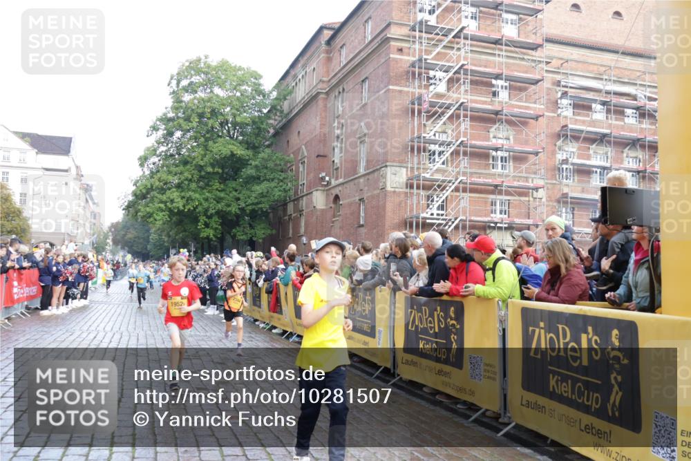 13.09.2026 - Kiel Lauf Yannick Fuchs http://msf.ph/oto/10281507 13.09.2026 08:55:14 Ziel 114, 471, 1109, 1297, 1489, 1768, 3218, 3219, 3863, 5212, 5225, 5860, 6206, 6570, 7222, 7917, 8546, 9216, 10222, 10604, 10716, 10817, 10822, 11071, 11235, 11400, 11573, 12291, 12349, 159, 495, 561, 744, 820, 889, 1450, 1701, 2139, 2699, 2754, 2770, 2773, 3457, 4069, 4227, 4348, 4828, 5454, 6574, 6607, 6737, 7877, 9045, 9163, 9533, 10279, 10447, 10488, 11071, 11133, 11263, 11330, 11433, 11464, 11470, 11780, 12654, 329, 589, 1106, 1952, 2023, 3356, 3693, 7072 meine-sportfotos.de