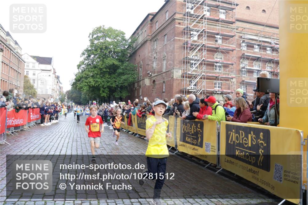 13.09.2026 - Kiel Lauf Yannick Fuchs http://msf.ph/oto/10281512 13.09.2026 08:55:14 Ziel 114, 471, 1109, 1297, 1489, 1768, 3218, 3219, 3863, 5212, 5225, 5860, 6206, 6570, 7222, 7917, 8546, 9216, 10222, 10604, 10716, 10817, 10822, 11071, 11235, 11400, 11573, 12291, 12349, 159, 495, 561, 744, 820, 889, 1450, 1701, 2139, 2699, 2754, 2770, 2773, 3457, 4069, 4227, 4348, 4828, 5454, 6574, 6607, 6737, 7877, 9045, 9163, 9533, 10279, 10447, 10488, 11071, 11133, 11263, 11330, 11433, 11464, 11470, 11780, 12654, 329, 589, 1106, 1952, 2023, 3356, 3693, 7072 meine-sportfotos.de