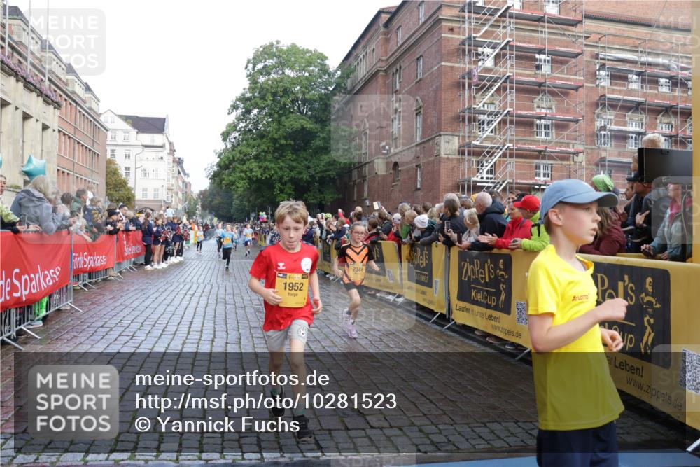 13.09.2026 - Kiel Lauf Yannick Fuchs http://msf.ph/oto/10281523 13.09.2026 08:55:14 Ziel 114, 471, 1109, 1297, 1489, 1768, 3218, 3219, 3863, 5212, 5225, 5860, 6206, 6570, 7222, 7917, 8546, 9216, 10222, 10604, 10716, 10817, 10822, 11071, 11235, 11400, 11573, 12291, 12349, 159, 495, 561, 744, 820, 889, 1450, 1701, 2139, 2699, 2754, 2770, 2773, 3457, 4069, 4227, 4348, 4828, 5454, 6574, 6607, 6737, 7877, 9045, 9163, 9533, 10279, 10447, 10488, 11071, 11133, 11263, 11330, 11433, 11464, 11470, 11780, 12654, 329, 589, 1106, 1952, 2023, 3356, 3693, 7072 meine-sportfotos.de