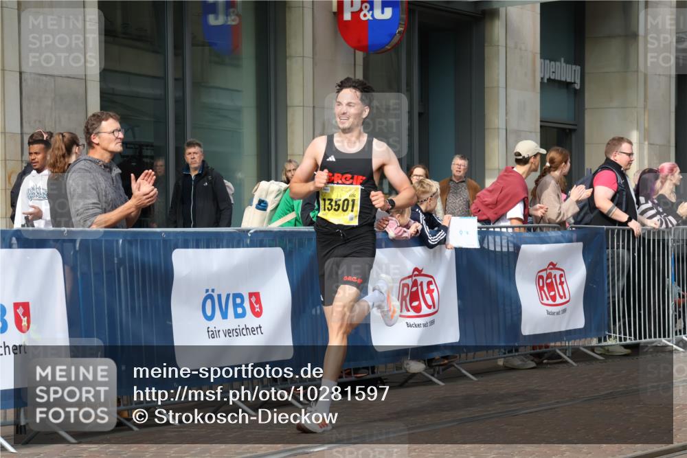 13.09.2026 - 21. swb-Marathon Bremen Strokosch-Dieckow http://msf.ph/oto/10281597 13.09.2026 10:28:14 Ziel 12272, 13515, 13547, 13567, 13593, 13635, 13501 meine-sportfotos.de