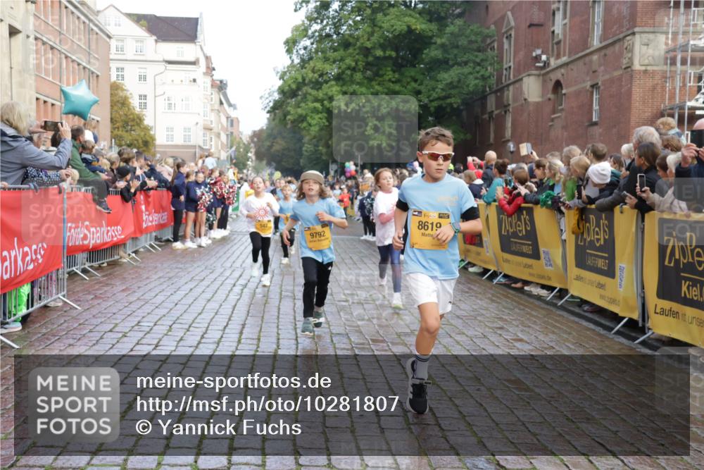 13.09.2026 - Kiel Lauf Yannick Fuchs http://msf.ph/oto/10281807 13.09.2026 08:55:38 Ziel 329, 1150, 1952, 2344, 2453, 2642, 2998, 4122, 5932, 7748, 7852, 7929, 9033, 9302, 10227, 10271, 11439, 11657, 12198, 12530, 12712, 114, 329, 471, 589, 889, 1106, 1109, 1297, 1450, 1489, 1768, 2023, 2026, 2272, 2932, 3218, 3219, 3356, 3693, 3863, 4359, 4760, 4761, 4966, 5212, 5225, 5860, 6206, 6268, 6570, 7072, 7207, 7222, 7601, 7907, 7917, 8027, 8546, 9216, 9344, 10222, 10604, 10716, 10817, 10822, 11071, 11235, 11400, 11469, 11573, 12219, 12349, 277, 1160, 1310 meine-sportfotos.de