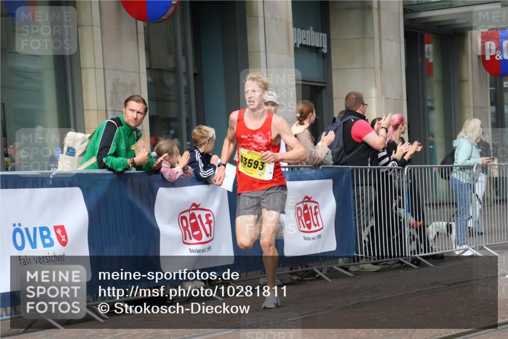 13.09.2026 - 21. swb-Marathon Bremen Strokosch-Dieckow http://msf.ph/oto/10281811 13.09.2026 10:28:43 Ziel 10597, 13604, 13614, 13624, 13515, 13547, 13567, 13593, 13624, 13635 meine-sportfotos.de