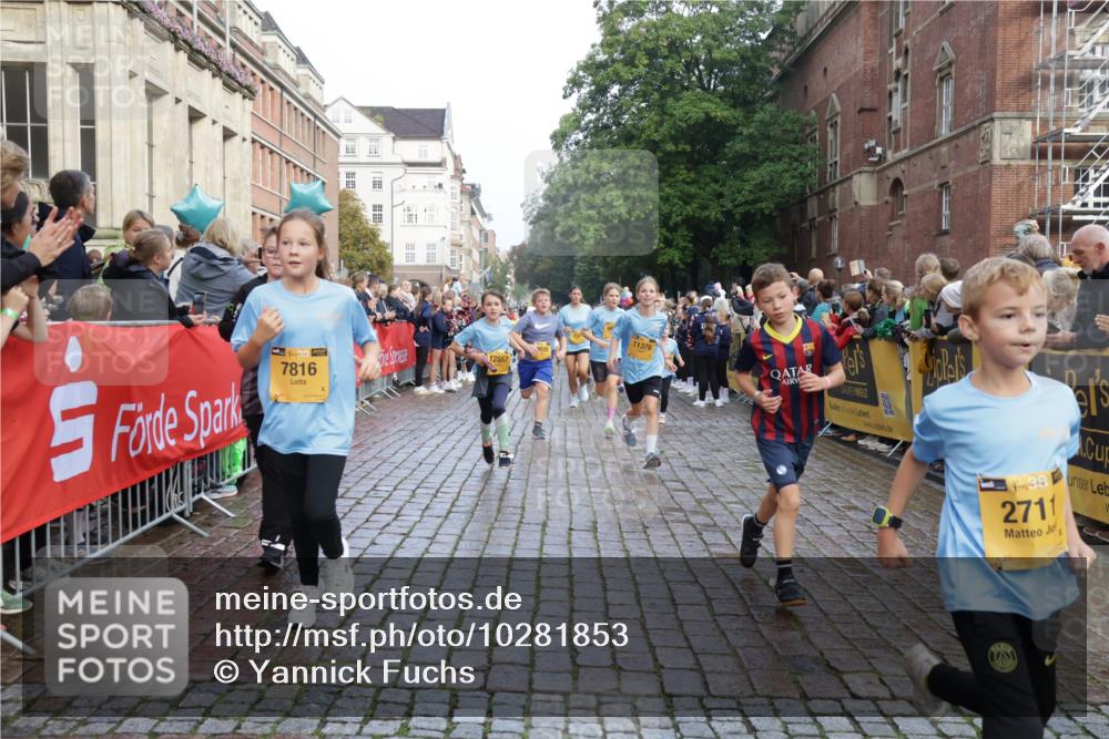 13.09.2026 - Kiel Lauf Yannick Fuchs http://msf.ph/oto/10281853 13.09.2026 08:55:42 Ziel 277, 1150, 1160, 1310, 1712, 2344, 2453, 2998, 3253, 4122, 4545, 4682, 6290, 7748, 7929, 9033, 9302, 10188, 10227, 10271, 10818, 11439, 11657, 12198, 12712, 114, 329, 589, 1106, 1109, 1297, 1489, 1768, 1952, 2023, 2026, 2272, 2344, 2642, 2932, 3218, 3219, 3356, 3693, 3863, 4359, 4760, 4761, 4966, 5212, 5225, 5860, 5932, 6206, 6268, 7072, 7207, 7222, 7601, 7852, 7907, 8027, 8546, 9216, 9344, 10222, 10604, 10716, 10817, 10822, 11235, 11400, 11469, 11573, 12219 meine-sportfotos.de