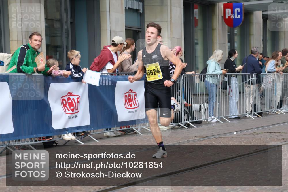 13.09.2026 - 21. swb-Marathon Bremen Strokosch-Dieckow http://msf.ph/oto/10281854 13.09.2026 10:28:47 Ziel 10597, 13604, 13614, 13515, 13547, 13567, 13593, 13624 meine-sportfotos.de