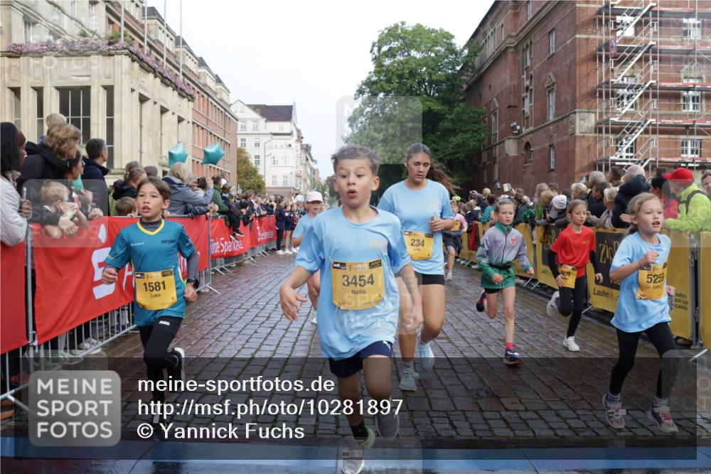 13.09.2026 - Kiel Lauf Yannick Fuchs http://msf.ph/oto/10281897 13.09.2026 08:55:46 Ziel 277, 645, 1150, 1160, 1249, 1310, 1712, 2453, 2998, 3253, 4122, 4545, 4682, 5297, 5876, 6290, 7748, 9033, 9302, 10188, 10227, 10271, 10818, 10934, 11439, 11657, 12198, 12712, 114, 329, 589, 1106, 1109, 1297, 1489, 1952, 2023, 2026, 2272, 2344, 2642, 2932, 3218, 3356, 3693, 4122, 4359, 4760, 4761, 4966, 5225, 5860, 5932, 6206, 6268, 7072, 7207, 7222, 7601, 7852, 7907, 7929, 8027, 8546, 9216, 9344, 10222, 10604, 10716, 11400, 11469, 11657, 12219, 74, 76 meine-sportfotos.de