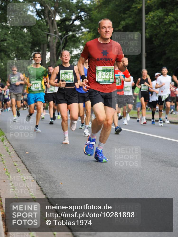 13.09.2026 - 21. swb-Marathon Bremen TobiasT http://msf.ph/oto/10281898 13.09.2026 11:57:53 Laufen 8886, 2666, 8323, 21 meine-sportfotos.de