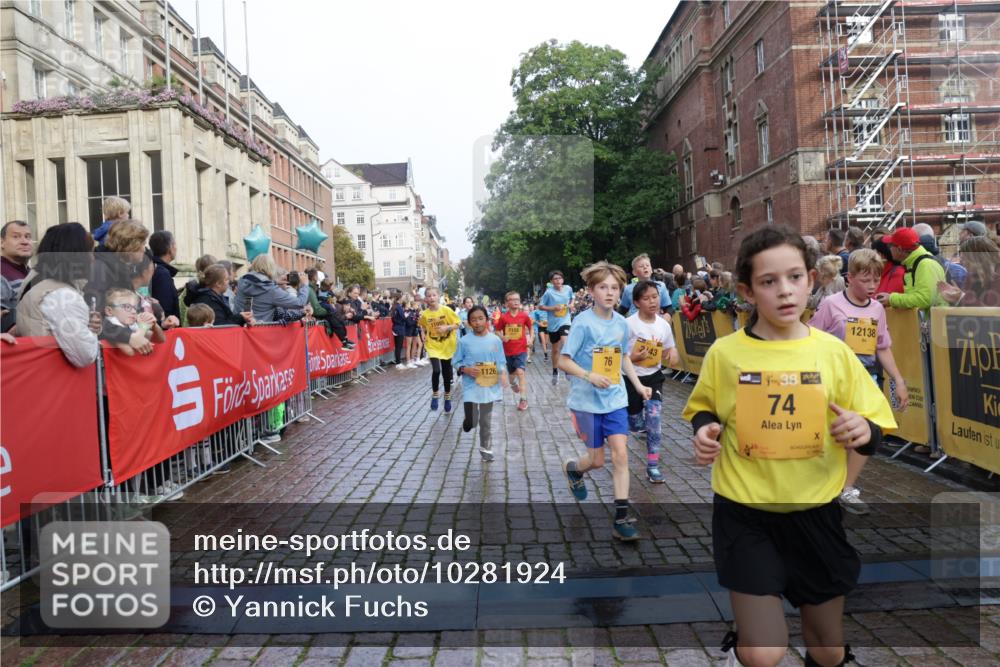 13.09.2026 - Kiel Lauf Yannick Fuchs http://msf.ph/oto/10281924 13.09.2026 08:55:48 Ziel 277, 645, 1150, 1160, 1249, 1310, 1712, 2453, 2998, 3253, 4545, 4682, 4755, 5289, 5297, 5876, 6290, 7748, 8960, 9033, 9302, 10188, 10227, 10271, 10818, 10934, 11439, 12198, 114, 329, 589, 1106, 1109, 1297, 1489, 1952, 2023, 2026, 2272, 2344, 2453, 2642, 2932, 3218, 3356, 3693, 4122, 4359, 4760, 4761, 4966, 5225, 5860, 5932, 6268, 7072, 7207, 7222, 7601, 7852, 7907, 7929, 8027, 8546, 9216, 9344, 10222, 10271, 10604, 10716, 11400, 11469, 11657, 12219, 12712, 74, 76 meine-sportfotos.de