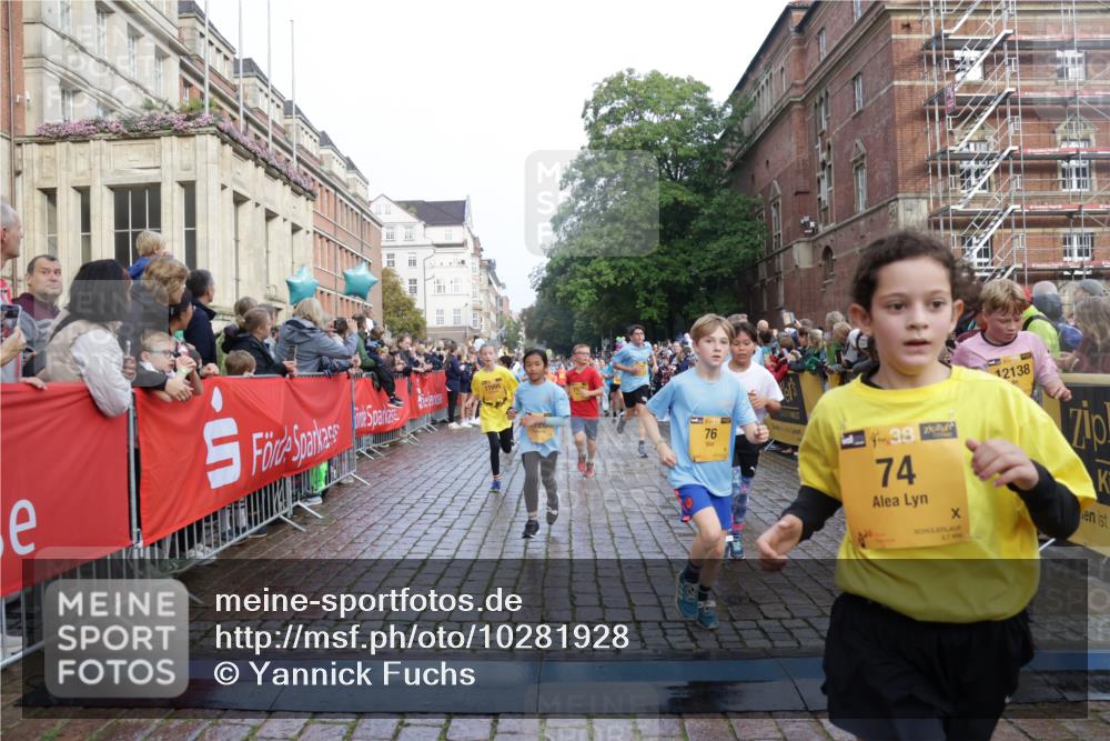 13.09.2026 - Kiel Lauf Yannick Fuchs http://msf.ph/oto/10281928 13.09.2026 08:55:48 Ziel 277, 645, 1150, 1160, 1249, 1310, 1712, 2453, 2998, 3253, 4545, 4682, 4755, 5289, 5297, 5876, 6290, 7748, 8960, 9033, 9302, 10188, 10227, 10271, 10818, 10934, 11439, 12198, 114, 329, 589, 1106, 1109, 1297, 1489, 1952, 2023, 2026, 2272, 2344, 2453, 2642, 2932, 3218, 3356, 3693, 4122, 4359, 4760, 4761, 4966, 5225, 5860, 5932, 6268, 7072, 7207, 7222, 7601, 7852, 7907, 7929, 8027, 8546, 9216, 9344, 10222, 10271, 10604, 10716, 11400, 11469, 11657, 12219, 12712, 74, 76 meine-sportfotos.de