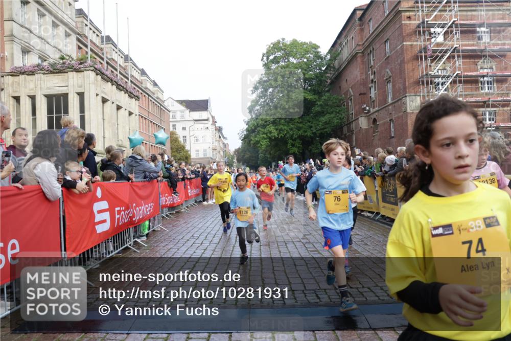 13.09.2026 - Kiel Lauf Yannick Fuchs http://msf.ph/oto/10281931 13.09.2026 08:55:48 Ziel 277, 645, 1150, 1160, 1249, 1310, 1712, 2453, 2998, 3253, 4545, 4682, 4755, 5289, 5297, 5876, 6290, 7748, 8960, 9033, 9302, 10188, 10227, 10271, 10818, 10934, 11439, 12198, 114, 329, 589, 1106, 1109, 1297, 1489, 1952, 2023, 2026, 2272, 2344, 2453, 2642, 2932, 3218, 3356, 3693, 4122, 4359, 4760, 4761, 4966, 5225, 5860, 5932, 6268, 7072, 7207, 7222, 7601, 7852, 7907, 7929, 8027, 8546, 9216, 9344, 10222, 10271, 10604, 10716, 11400, 11469, 11657, 12219, 12712, 74, 76 meine-sportfotos.de