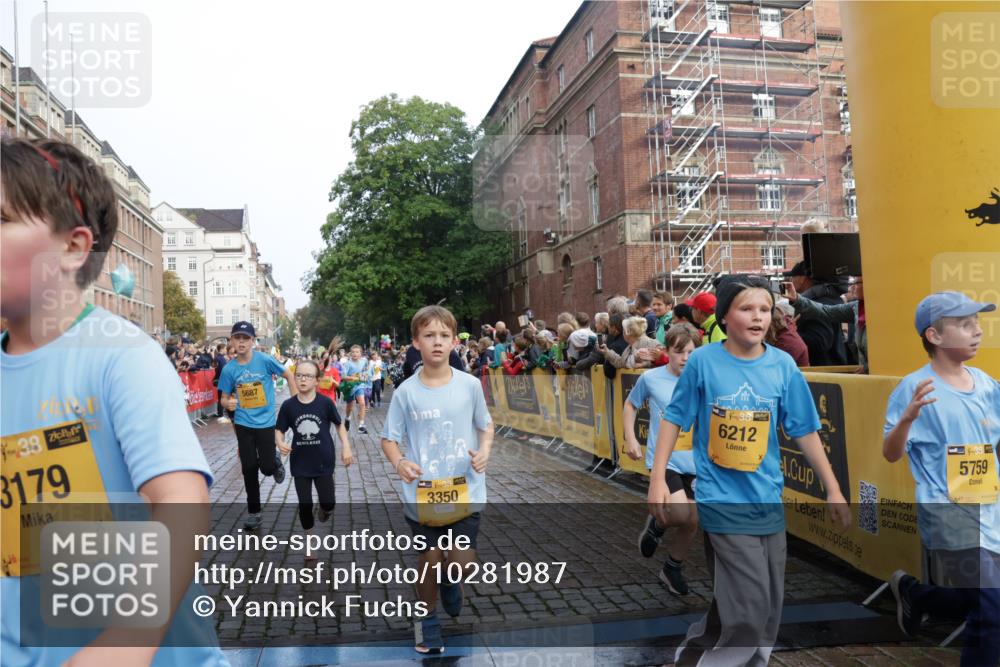 13.09.2026 - Kiel Lauf Yannick Fuchs http://msf.ph/oto/10281987 13.09.2026 08:55:54 Ziel 277, 547, 645, 1160, 1249, 1310, 1712, 2711, 3253, 3358, 3409, 4545, 4682, 4755, 5289, 5297, 5547, 5781, 5876, 6290, 7816, 8619, 8960, 9792, 10188, 10818, 10934, 329, 589, 1106, 1109, 1150, 1297, 1952, 2023, 2026, 2272, 2344, 2453, 2642, 2932, 2998, 3356, 3693, 4122, 4359, 4760, 4761, 4966, 5932, 6268, 7072, 7207, 7601, 7748, 7852, 7907, 7929, 8027, 9033, 9302, 9344, 10227, 10271, 10818, 11439, 11469, 11657, 12219, 12712, 74, 76, 669, 114 meine-sportfotos.de