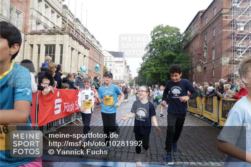 13.09.2026 - Kiel Lauf Yannick Fuchs http://msf.ph/oto/10281992 13.09.2026 08:55:55 Ziel 277, 547, 645, 1160, 1249, 1310, 1712, 2711, 3253, 3358, 3409, 4545, 4682, 4755, 5289, 5297, 5547, 5781, 5876, 6290, 7816, 8619, 8960, 9792, 10188, 10934, 12557, 277, 329, 589, 1106, 1150, 1712, 1952, 2023, 2026, 2272, 2344, 2453, 2642, 2932, 2998, 3356, 3693, 4122, 4359, 4760, 4761, 4966, 5932, 6268, 7072, 7207, 7601, 7748, 7852, 7907, 7929, 8027, 9033, 9302, 9344, 10227, 10271, 10818, 11439, 11469, 11657, 12219, 12712, 74, 76, 669, 114 meine-sportfotos.de