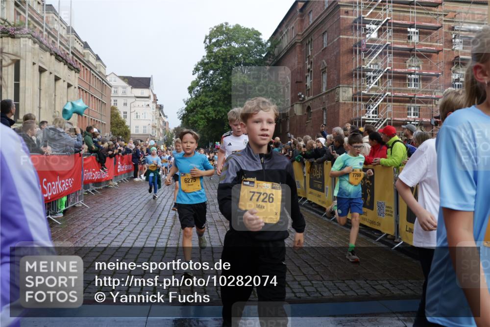 13.09.2026 - Kiel Lauf Yannick Fuchs http://msf.ph/oto/10282074 13.09.2026 08:56:02 Ziel 74, 76, 234, 547, 808, 1126, 1444, 1581, 2143, 2197, 2711, 3358, 3409, 3454, 4755, 5012, 5259, 5289, 5547, 5781, 7155, 7816, 8527, 8619, 8960, 9792, 9930, 9935, 11376, 11995, 12138, 12557, 277, 329, 645, 1150, 1160, 1249, 1310, 1712, 1952, 2344, 2453, 2642, 2998, 3253, 4122, 4545, 4682, 5297, 5876, 5932, 6290, 7207, 7601, 7748, 7852, 7929, 9033, 9302, 9344, 10227, 10271, 10818, 11439, 11657, 12712, 669, 3750, 4023, 5545, 5823, 329, 7207, 7601, 7907, 12219 meine-sportfotos.de