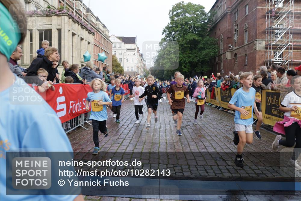 13.09.2026 - Kiel Lauf Yannick Fuchs http://msf.ph/oto/10282143 13.09.2026 08:56:05 Ziel 74, 76, 234, 547, 669, 808, 1126, 1444, 1581, 2143, 2197, 2711, 3179, 3350, 3409, 3454, 5012, 5259, 5759, 5781, 6212, 6232, 6738, 7155, 7489, 7816, 8527, 8619, 9792, 9930, 9935, 11376, 11995, 12138, 12557, 277, 645, 1150, 1160, 1249, 1310, 1712, 1952, 2344, 2453, 2642, 2998, 3253, 3358, 4122, 4545, 4682, 4755, 5289, 5297, 5547, 5876, 5932, 6290, 7748, 7929, 9033, 9302, 10227, 10271, 10818, 11439, 11657, 12712, 3750, 4023, 5545, 5823, 329, 7207, 7601, 7907, 12219 meine-sportfotos.de