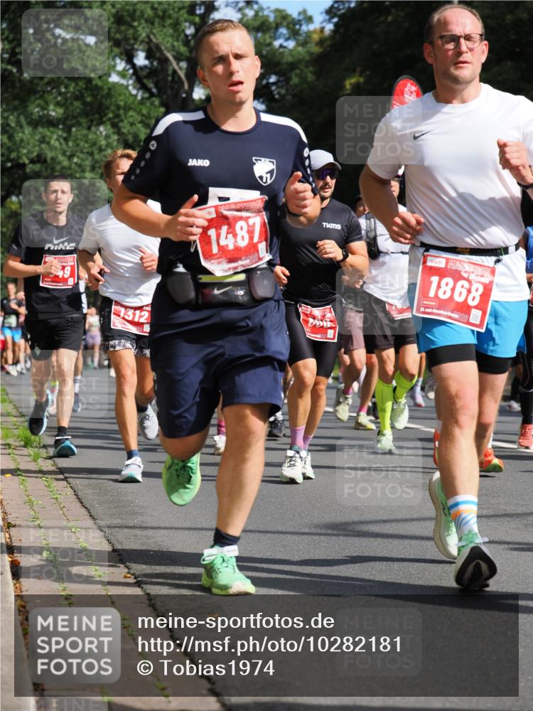 13.09.2026 - 21. swb-Marathon Bremen TobiasT http://msf.ph/oto/10282181 13.09.2026 12:00:06 Laufen 1487, 1312, 1868 meine-sportfotos.de