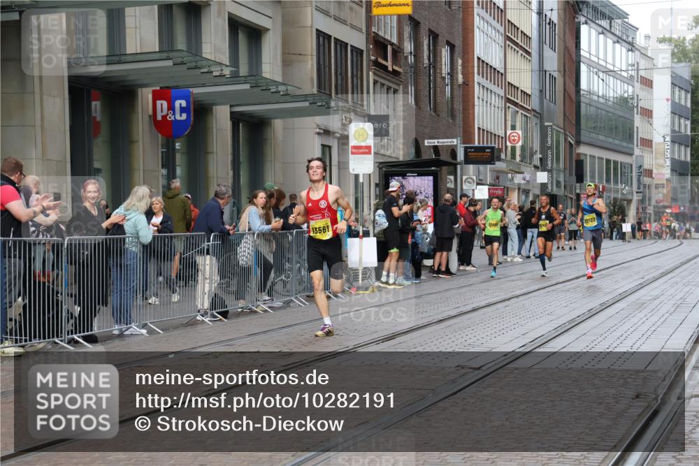 13.09.2026 - 21. swb-Marathon Bremen Strokosch-Dieckow http://msf.ph/oto/10282191 13.09.2026 10:30:13 Ziel 12458, 13569, 13576, 13603, 13522, 13561, 13569 meine-sportfotos.de