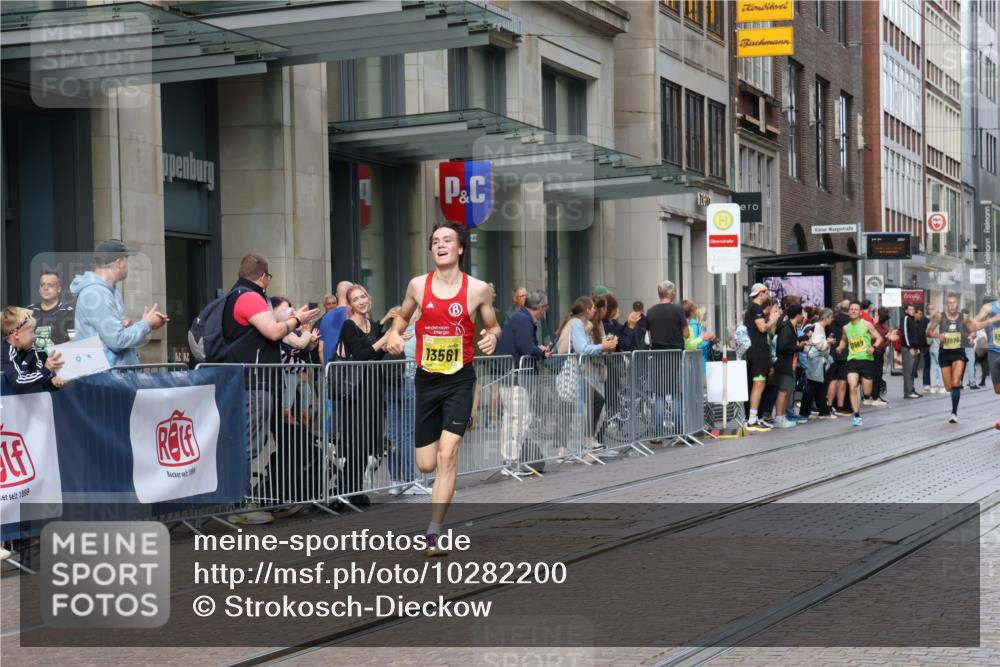 13.09.2026 - 21. swb-Marathon Bremen Strokosch-Dieckow http://msf.ph/oto/10282200 13.09.2026 10:30:14 Ziel 12458, 13576, 13603, 13522, 13561, 13569 meine-sportfotos.de