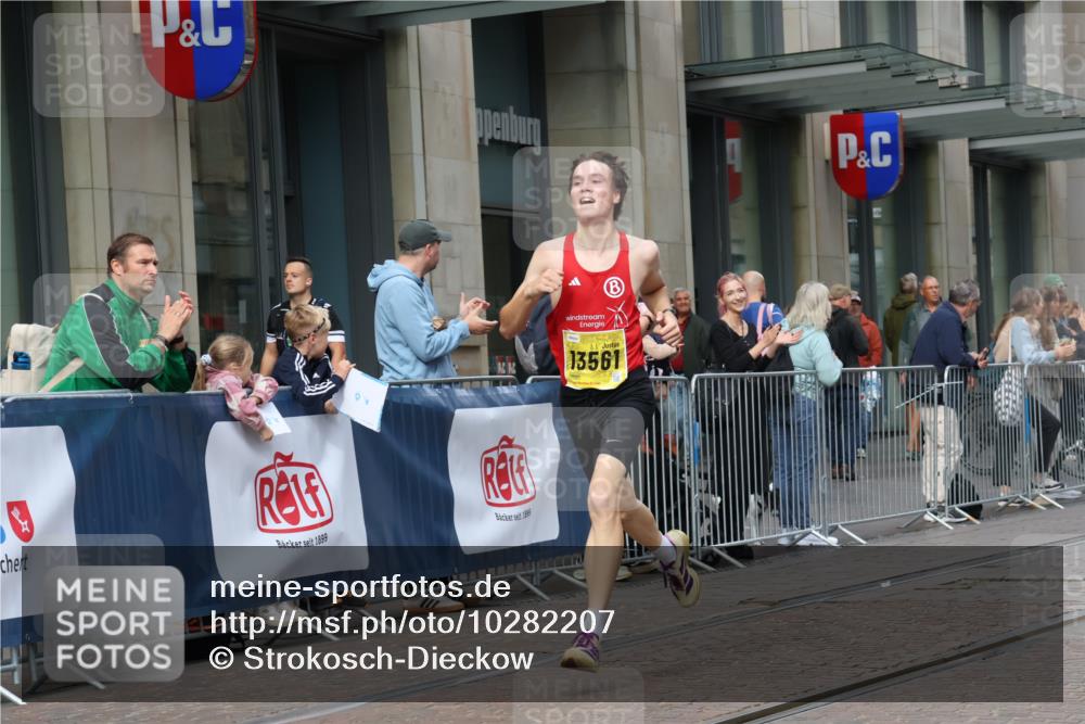 13.09.2026 - 21. swb-Marathon Bremen Strokosch-Dieckow http://msf.ph/oto/10282207 13.09.2026 10:30:14 Ziel 12458, 13576, 13603, 13522, 13561, 13569 meine-sportfotos.de