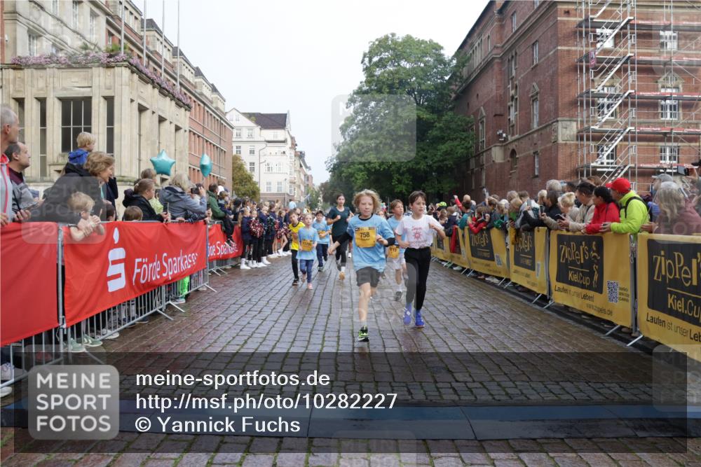 13.09.2026 - Kiel Lauf Yannick Fuchs http://msf.ph/oto/10282227 13.09.2026 08:56:10 Ziel 74, 76, 234, 669, 808, 1126, 1346, 1444, 1581, 2143, 2197, 2685, 3179, 3350, 3454, 5012, 5259, 5687, 5759, 6003, 6212, 6232, 6738, 7155, 7390, 7489, 8527, 9374, 9930, 9935, 10803, 11376, 11995, 12138, 12242, 12557, 277, 547, 645, 1150, 1160, 1249, 1310, 1712, 2453, 2711, 2998, 3253, 3358, 3409, 4122, 4545, 4682, 4755, 5289, 5297, 5547, 5781, 5876, 6290, 7748, 7929, 9033, 9302, 10227, 10271, 10818, 11439, 11657, 12712, 3750, 4023, 5545, 5823, 329 meine-sportfotos.de