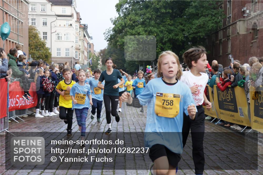 13.09.2026 - Kiel Lauf Yannick Fuchs http://msf.ph/oto/10282237 13.09.2026 08:56:10 Ziel 74, 76, 234, 669, 808, 1126, 1346, 1444, 1581, 2143, 2197, 2685, 3179, 3350, 3454, 5012, 5259, 5687, 5759, 6003, 6212, 6232, 6738, 7155, 7390, 7489, 8527, 9374, 9930, 9935, 10803, 11376, 11995, 12138, 12242, 12557, 277, 547, 645, 1150, 1160, 1249, 1310, 1712, 2453, 2711, 2998, 3253, 3358, 3409, 4122, 4545, 4682, 4755, 5289, 5297, 5547, 5781, 5876, 6290, 7748, 7929, 9033, 9302, 10227, 10271, 10818, 11439, 11657, 12712, 3750, 4023, 5545, 5823, 329 meine-sportfotos.de