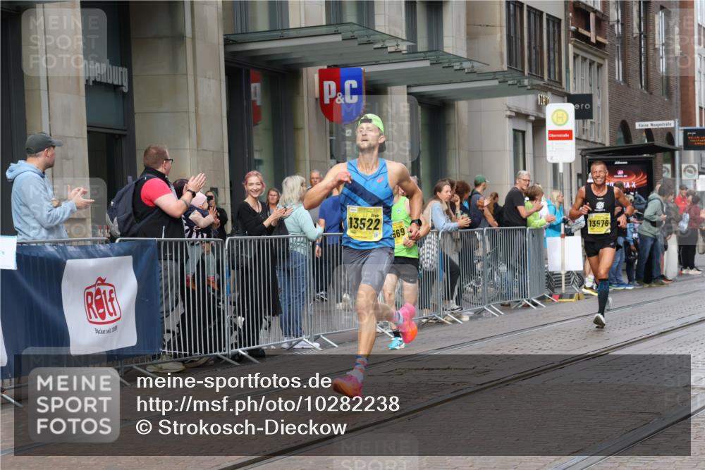 13.09.2026 - 21. swb-Marathon Bremen Strokosch-Dieckow http://msf.ph/oto/10282238 13.09.2026 10:30:17 Ziel 12458, 13603, 13522, 13561, 13569, 13576 meine-sportfotos.de