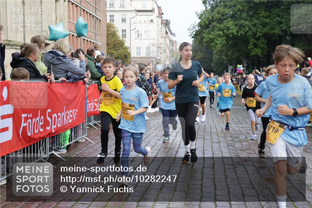 13.09.2026 - Kiel Lauf Yannick Fuchs http://msf.ph/oto/10282247 13.09.2026 08:56:11 Ziel 74, 76, 234, 669, 808, 1126, 1346, 1444, 1581, 2143, 2197, 2685, 3179, 3350, 3454, 5012, 5259, 5687, 5759, 6003, 6212, 6232, 6738, 7155, 7390, 7489, 8527, 9374, 9930, 9935, 10803, 11376, 11409, 11995, 12138, 12242, 277, 547, 645, 1150, 1160, 1249, 1310, 1712, 2453, 2711, 2998, 3253, 3358, 3409, 4122, 4545, 4682, 4755, 5289, 5297, 5547, 5781, 5876, 6290, 7748, 9033, 9302, 10227, 10271, 10818, 11439, 11657, 12712, 3750, 4023, 5545, 5823 meine-sportfotos.de