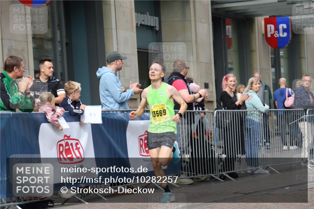 13.09.2026 - 21. swb-Marathon Bremen Strokosch-Dieckow http://msf.ph/oto/10282257 13.09.2026 10:30:18 Ziel 12458, 13603, 13522, 13561, 13569, 13576 meine-sportfotos.de