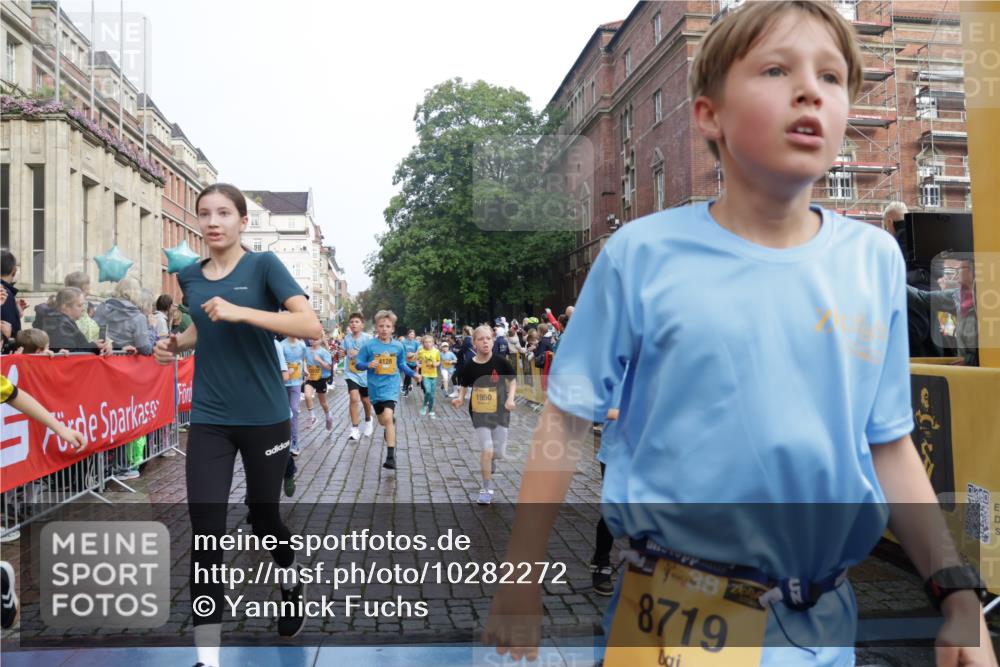 13.09.2026 - Kiel Lauf Yannick Fuchs http://msf.ph/oto/10282272 13.09.2026 08:56:13 Ziel 74, 76, 669, 808, 1126, 1346, 1444, 2143, 2197, 2497, 2640, 2685, 3179, 3350, 4165, 5012, 5687, 5759, 5823, 6003, 6212, 6232, 6275, 6591, 6738, 7155, 7390, 7489, 7726, 7769, 8056, 8259, 8544, 8917, 9374, 10803, 11310, 11409, 11995, 12138, 12242, 74, 234, 277, 547, 645, 808, 1150, 1160, 1249, 1310, 1581, 1712, 2453, 2711, 2998, 3253, 3358, 3409, 3454, 4545, 4682, 4755, 5259, 5289, 5297, 5547, 5781, 5876, 6290, 7748, 9033, 9302, 10227, 10271, 10818, 11439, 3750, 4023, 5545 meine-sportfotos.de