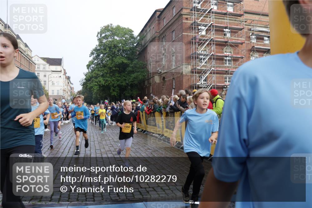 13.09.2026 - Kiel Lauf Yannick Fuchs http://msf.ph/oto/10282279 13.09.2026 08:56:13 Ziel 74, 76, 669, 808, 1126, 1346, 1444, 2143, 2197, 2497, 2640, 2685, 3179, 3350, 4165, 5012, 5687, 5759, 5823, 6003, 6212, 6232, 6275, 6591, 6738, 7155, 7390, 7489, 7726, 7769, 8056, 8259, 8544, 8917, 9374, 10803, 11310, 11409, 11995, 12138, 12242, 74, 234, 277, 547, 645, 808, 1150, 1160, 1249, 1310, 1581, 1712, 2453, 2711, 2998, 3253, 3358, 3409, 3454, 4545, 4682, 4755, 5259, 5289, 5297, 5547, 5781, 5876, 6290, 7748, 9033, 9302, 10227, 10271, 10818, 11439, 3750, 4023, 5545 meine-sportfotos.de