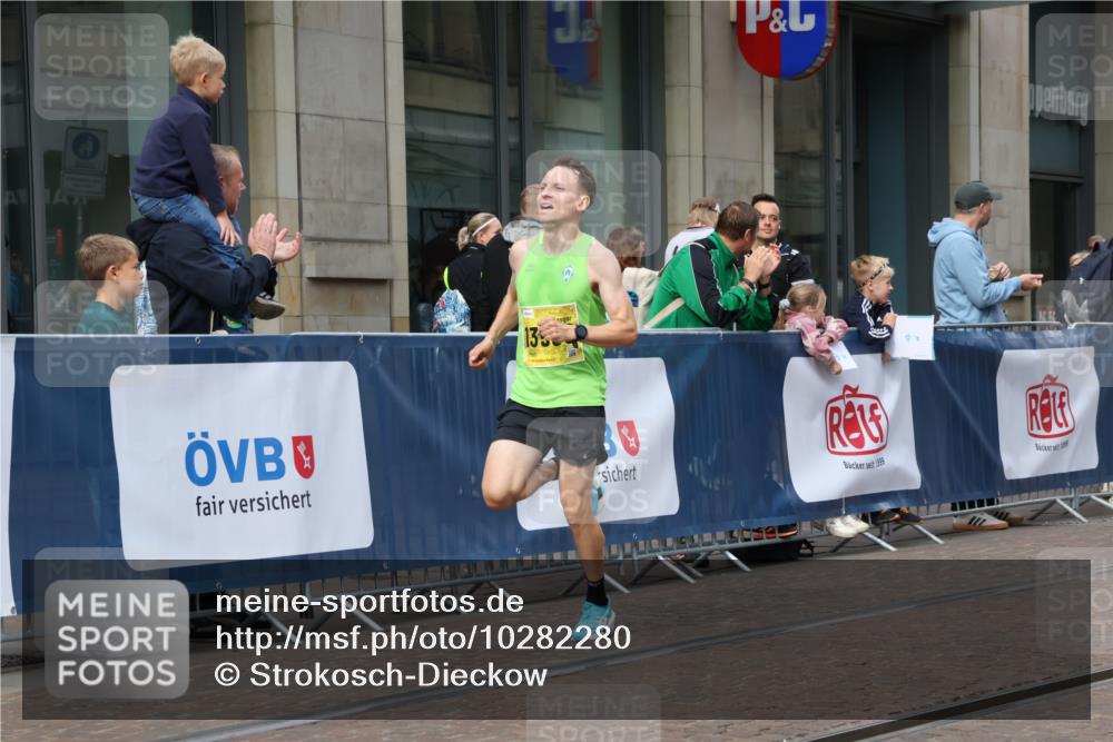 13.09.2026 - 21. swb-Marathon Bremen Strokosch-Dieckow http://msf.ph/oto/10282280 13.09.2026 10:30:19 Ziel 12458, 13603, 13522, 13561, 13569, 13576 meine-sportfotos.de