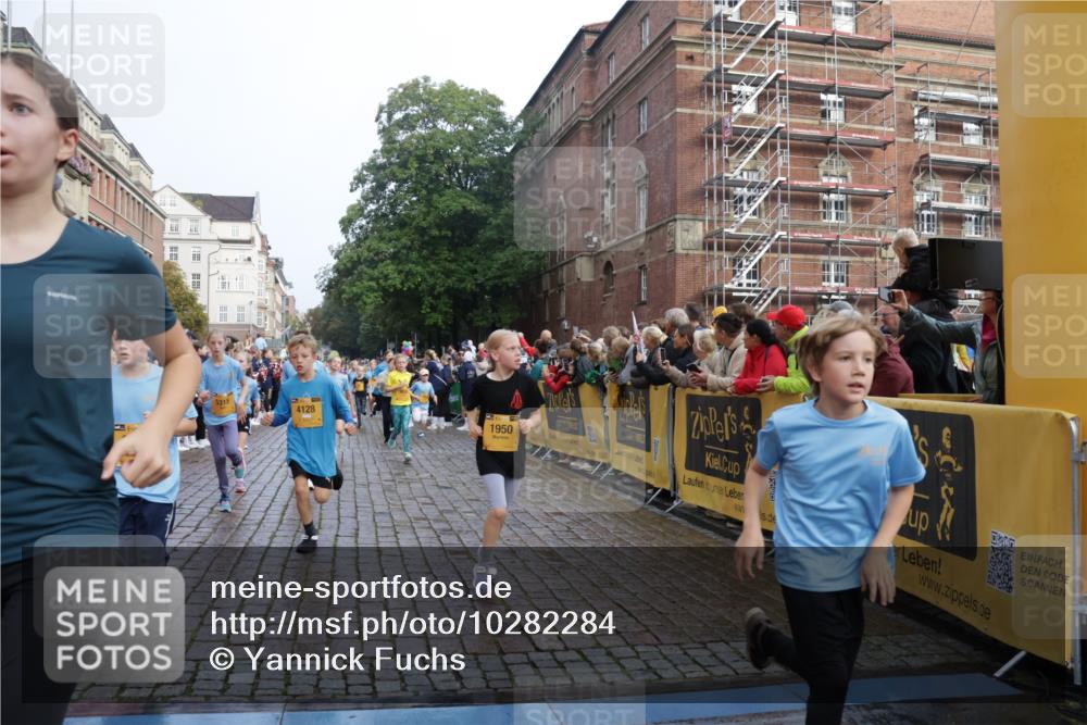 13.09.2026 - Kiel Lauf Yannick Fuchs http://msf.ph/oto/10282284 13.09.2026 08:56:13 Ziel 74, 76, 669, 808, 1126, 1346, 1444, 2143, 2197, 2497, 2640, 2685, 3179, 3350, 4165, 5012, 5687, 5759, 5823, 6003, 6212, 6232, 6275, 6591, 6738, 7155, 7390, 7489, 7726, 7769, 8056, 8259, 8544, 8917, 9374, 10803, 11310, 11409, 11995, 12138, 12242, 74, 234, 277, 547, 645, 808, 1150, 1160, 1249, 1310, 1581, 1712, 2453, 2711, 2998, 3253, 3358, 3409, 3454, 4545, 4682, 4755, 5259, 5289, 5297, 5547, 5781, 5876, 6290, 7748, 9033, 9302, 10227, 10271, 10818, 11439, 3750, 4023, 5545 meine-sportfotos.de