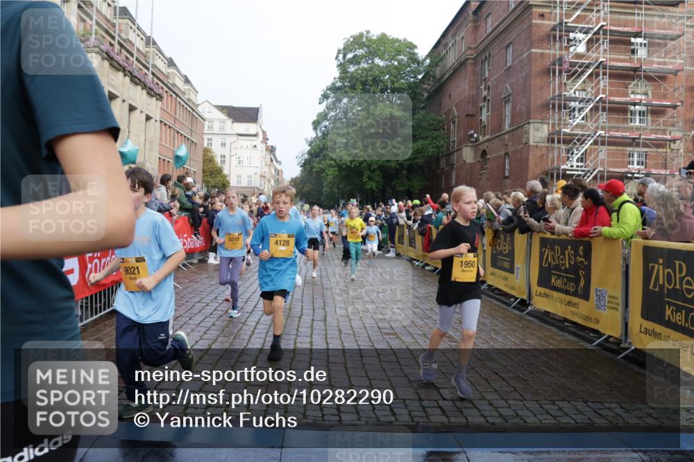 13.09.2026 - Kiel Lauf Yannick Fuchs http://msf.ph/oto/10282290 13.09.2026 08:56:13 Ziel 74, 76, 669, 808, 1126, 1346, 1444, 2143, 2197, 2497, 2640, 2685, 3179, 3350, 4165, 5012, 5687, 5759, 5823, 6003, 6212, 6232, 6275, 6591, 6738, 7155, 7390, 7489, 7726, 7769, 8056, 8259, 8544, 8917, 9374, 10803, 11310, 11409, 11995, 12138, 12242, 74, 234, 277, 547, 645, 808, 1150, 1160, 1249, 1310, 1581, 1712, 2453, 2711, 2998, 3253, 3358, 3409, 3454, 4545, 4682, 4755, 5259, 5289, 5297, 5547, 5781, 5876, 6290, 7748, 9033, 9302, 10227, 10271, 10818, 11439, 3750, 4023, 5545 meine-sportfotos.de