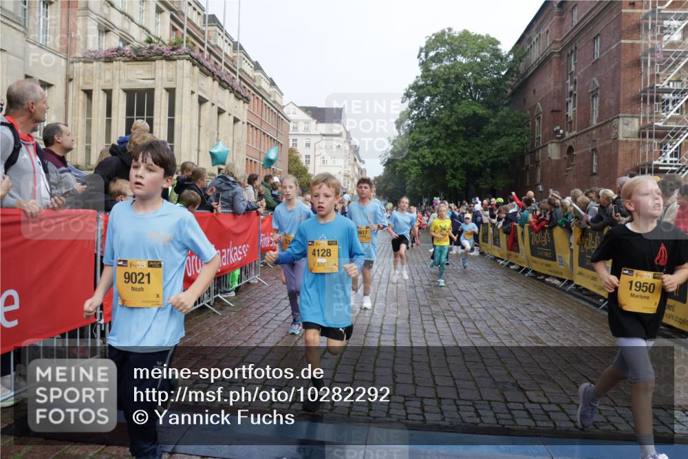 13.09.2026 - Kiel Lauf Yannick Fuchs http://msf.ph/oto/10282292 13.09.2026 08:56:14 Ziel 76, 669, 1126, 1346, 1444, 2143, 2197, 2497, 2640, 2685, 3179, 3350, 4165, 5012, 5687, 5759, 5823, 6003, 6212, 6232, 6275, 6591, 6738, 7155, 7390, 7489, 7702, 7726, 7769, 8056, 8259, 8544, 8917, 9374, 10803, 11310, 11409, 11995, 12138, 12242, 74, 76, 234, 277, 547, 645, 808, 1150, 1160, 1249, 1310, 1581, 1712, 2711, 2998, 3253, 3358, 3409, 3454, 4545, 4682, 4755, 5259, 5289, 5297, 5547, 5781, 5876, 6290, 7748, 9033, 9302, 10227, 10818, 11439, 3750, 4023, 5545 meine-sportfotos.de