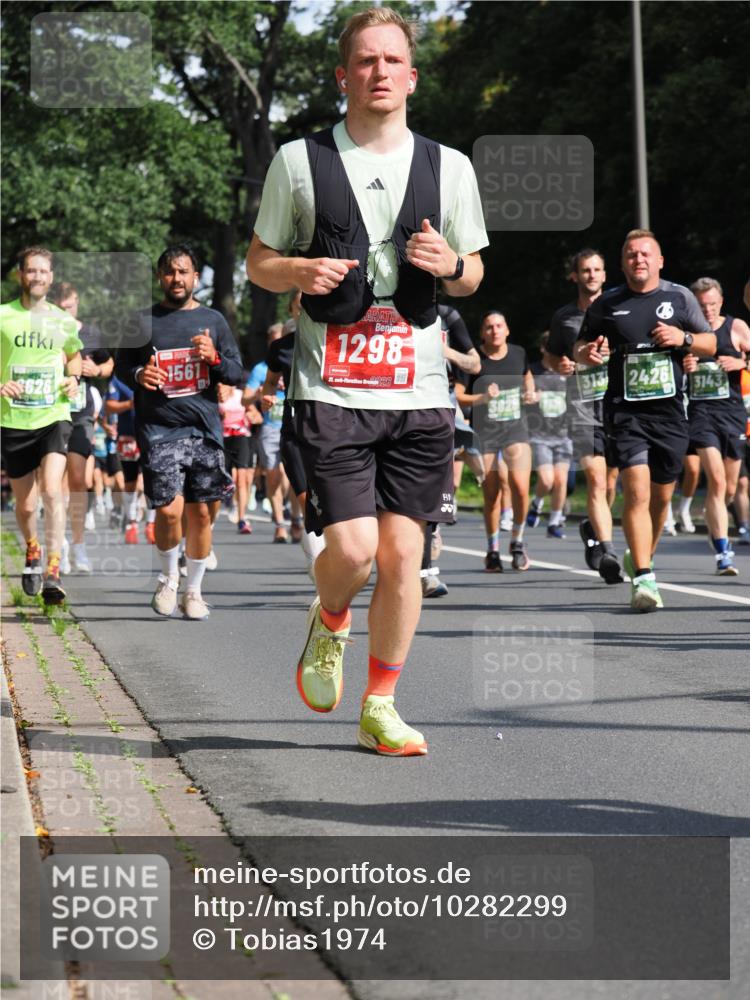 13.09.2026 - 21. swb-Marathon Bremen TobiasT http://msf.ph/oto/10282299 13.09.2026 12:00:51 Laufen 1561, 1298, 21, 26, 313, 2426, 3828, 3143 meine-sportfotos.de